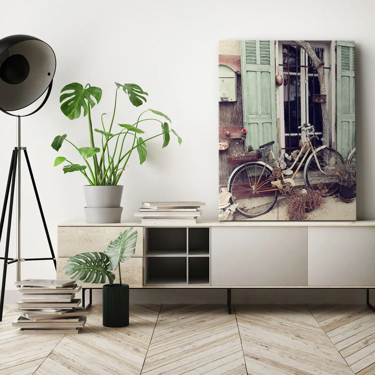 Cuadro sobre lienzo - Impresión de Imagen - Bicicletas antiguas frente a una puerta de madera con contraventanas en tonos pastel. - 80x120cm - La vida rural - Decoración de pared moderna para salón y dormitorio ARTTOR