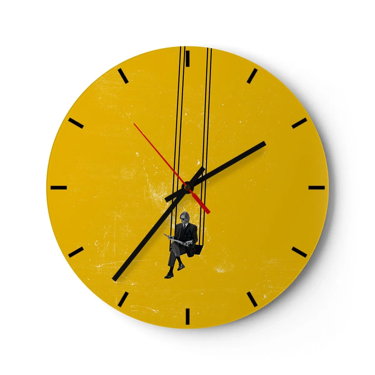 Reloj de pared - Reloj de vidrio - Un hombre con traje lee en un columpio sobre un fondo amarillo. - 30x30cm - Un día como cualquier otro - Decoración de pared moderna para salón, cocina y dormitorio ARTTOR