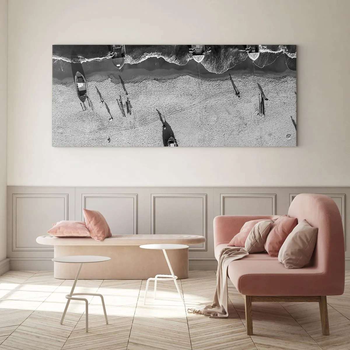 Cuadro sobre vidrio - Impresiones sobre Vidrio - Vista aérea en blanco y negro de barcos en la playa. - 140x50cm - Aún en la orilla... - Decoración de pared moderna para salón y dormitorio ARTTOR