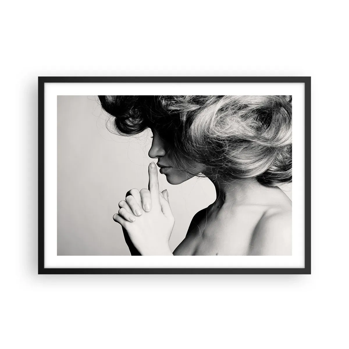 Póster en marco negro - Perfil en blanco y negro de una mujer haciendo un gesto de silencio. - 70x50cm - Escucharme a mí misma - Decoración de pared moderna para salón y dormitorio ARTTOR