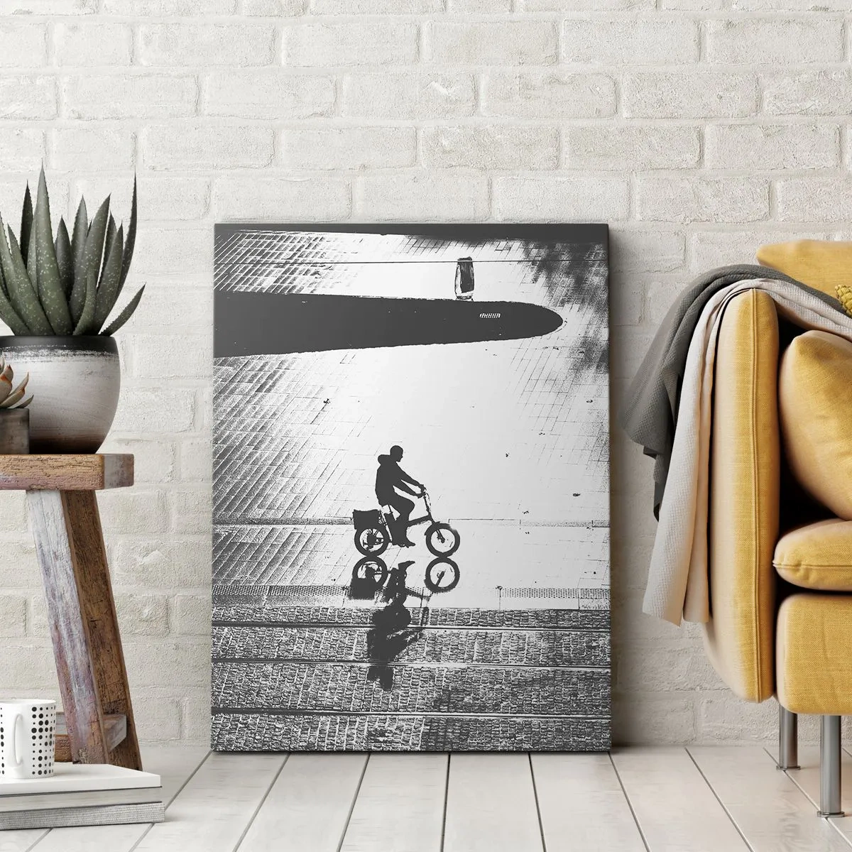 Cuadro sobre lienzo - Impresión de Imagen - Silueta en blanco y negro de un ciclista en una calle mojada - 50x70cm - Adelante, a través de la ciudad - Decoración de pared moderna para salón y dormitorio ARTTOR