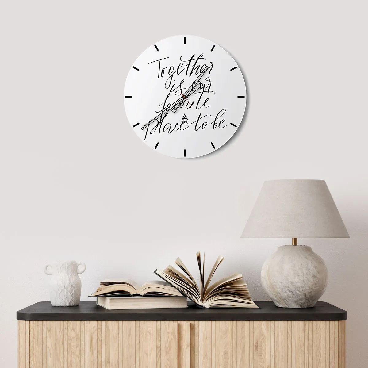 Reloj de pared - Reloj de vidrio - La cita "Juntos es nuestro lugar favorito para estar" frente a un fondo de reloj blanco. - 30x30cm - ¿Tú también lo sientes? - Decoración de pared moderna para salón, cocina y dormitorio ARTTOR