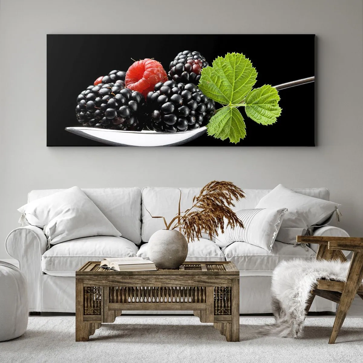 Cuadro sobre lienzo - Impresión de Imagen - Moras y frambuesas en una cuchara con una hoja sobre un fondo negro. - 120x50cm - El sabor de la frescura - Decoración de pared moderna para salón y dormitorio ARTTOR