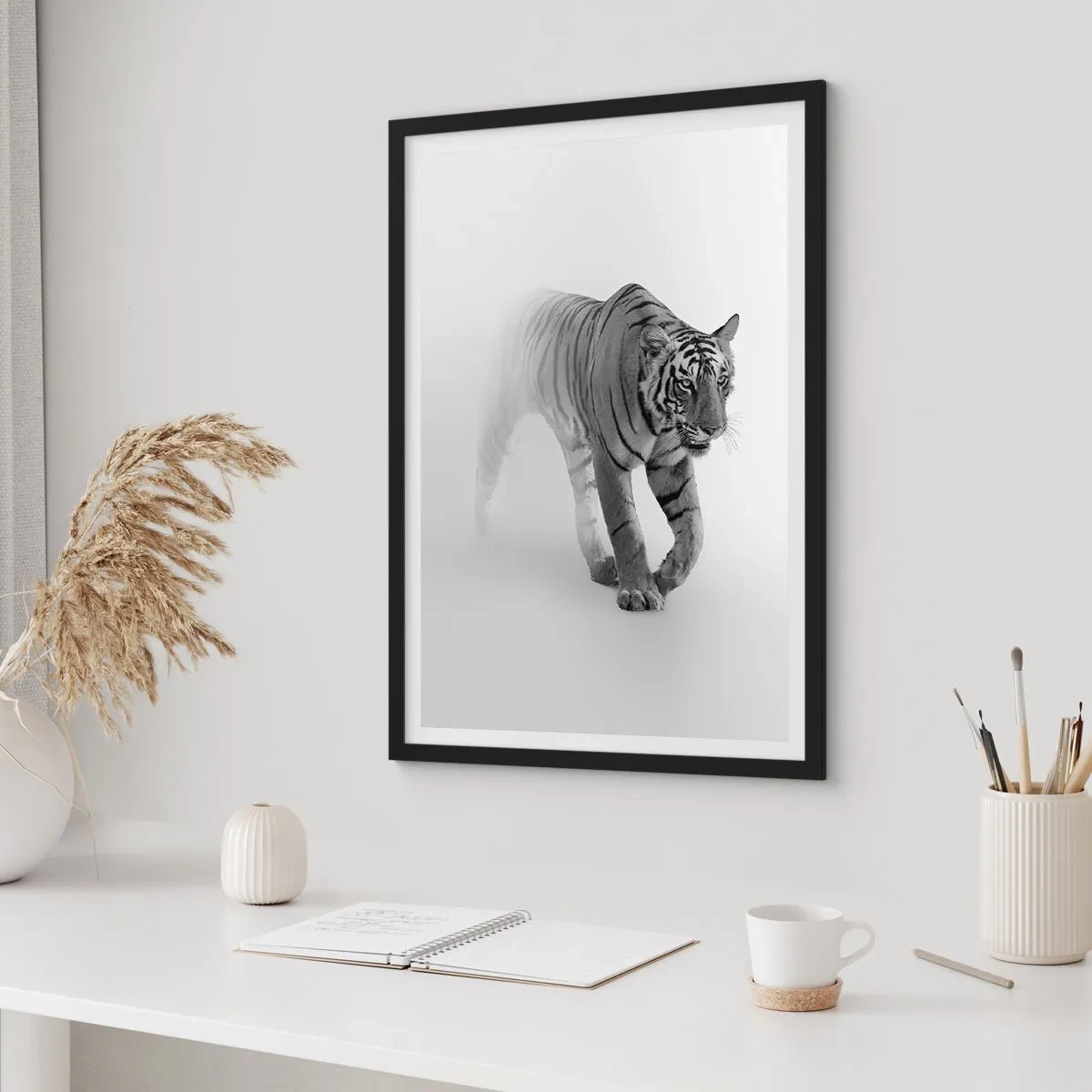 Póster en marco negro - Un tigre blanco y negro emergiendo de la niebla. - 50x70cm - Siempre alerta entre la niebla - Decoración de pared moderna para salón y dormitorio ARTTOR