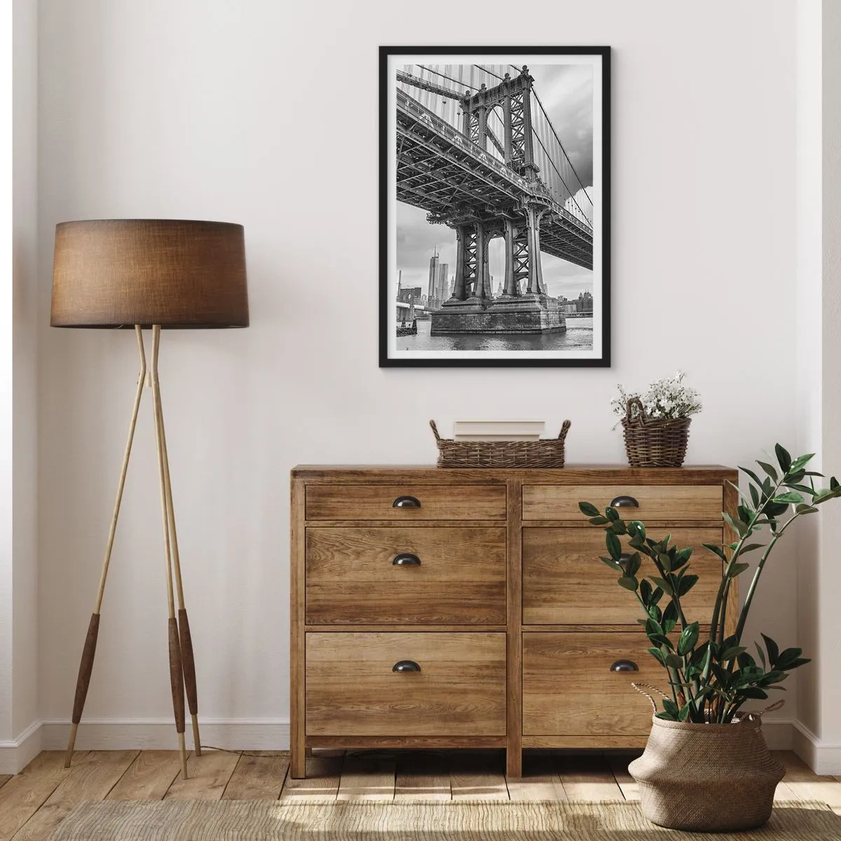 Póster en marco negro - Un puente en blanco y negro con el telón de fondo de un paisaje urbano. - 50x70cm - Al corazón de la ciudad - Decoración de pared moderna para salón y dormitorio ARTTOR
