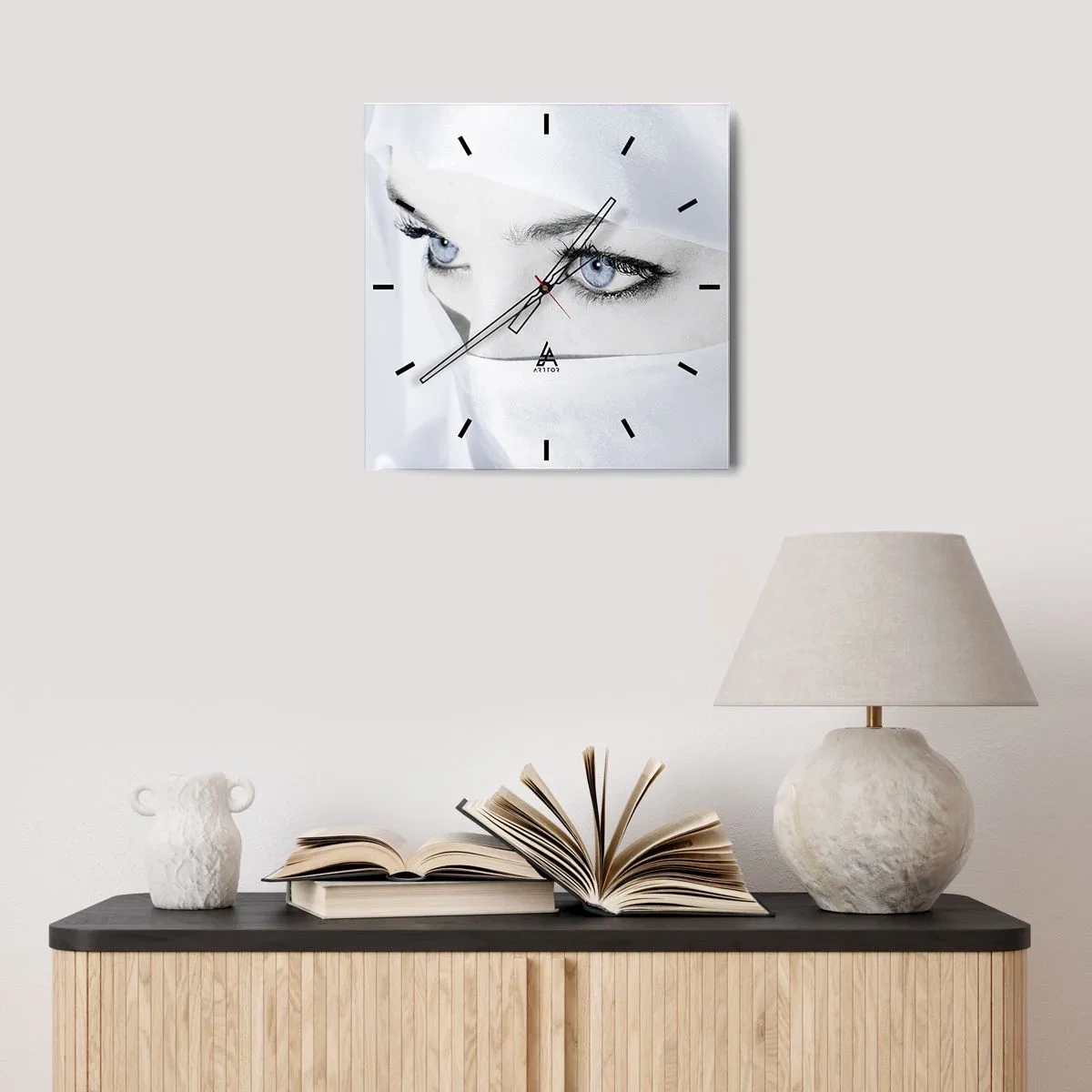 Reloj de pared - Reloj de vidrio - Retrato de una mujer con ojos azules ocultos tras un velo blanco. - 30x30cm - Directamente de las mil y una noches - Decoración de pared moderna para salón y dormitorio ARTTOR