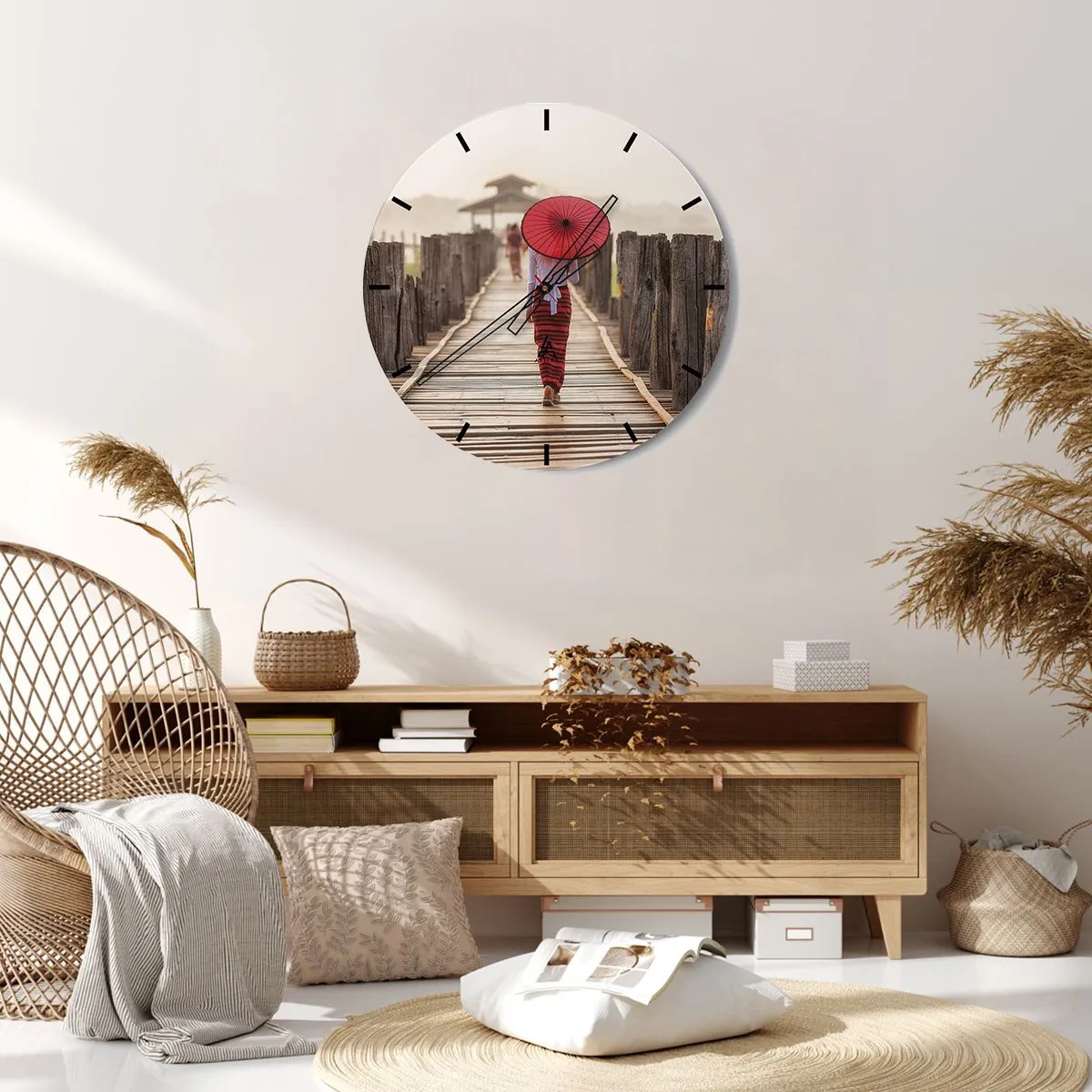 Reloj de pared - Reloj de vidrio - Una mujer con un paraguas rojo en un puente de madera. - 30x30cm - En un viejo puente - Decoración de pared moderna para salón, cocina y dormitorio ARTTOR