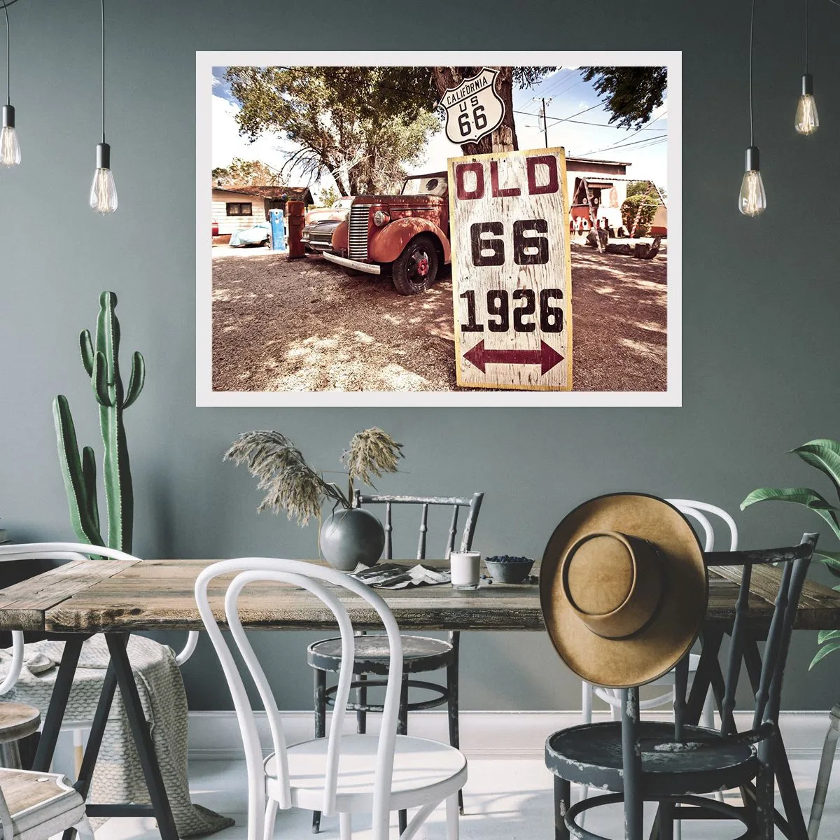 Póster - Coche retro y cartel de la Ruta 66 en un entorno rústico - 100x70cm - Una leyenda de la América profunda - Decoración de pared moderna para salón y dormitorio ARTTOR