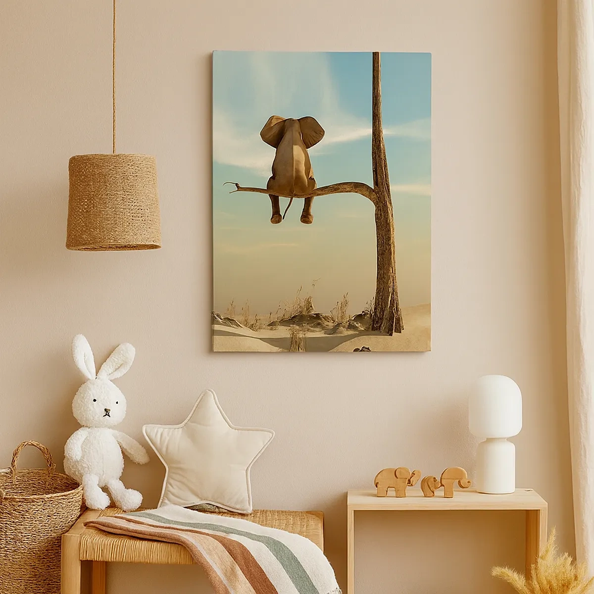 Cuadro sobre lienzo - Impresión de Imagen - Un elefante sentado en una rama con vistas a un paisaje desértico. - 50x70cm - Un nuevo punto de vista - Decoración de pared moderna para salón y dormitorio ARTTOR