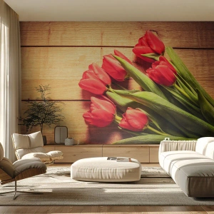 Fotomural Premium Sand - Un ramo de tulipanes rojos sobre un fondo de madera. - 100x70cm - Una confesión primaveral - Decoración de pared moderna para salón y dormitorio ARTTOR