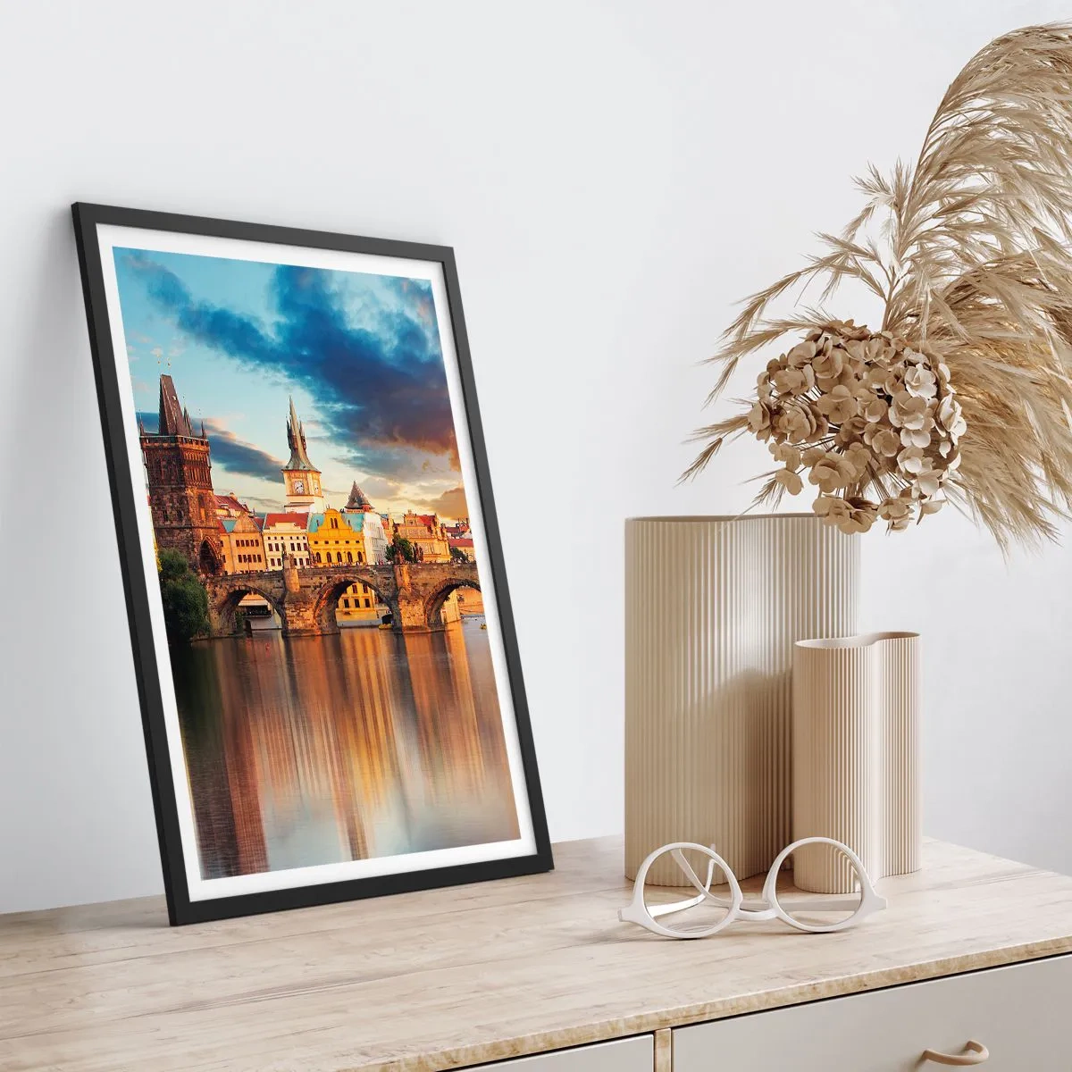 Póster en marco negro - Puente de Carlos en Praga al atardecer - 50x70cm - La belleza no tiene edad - Decoración de pared moderna para salón y dormitorio ARTTOR