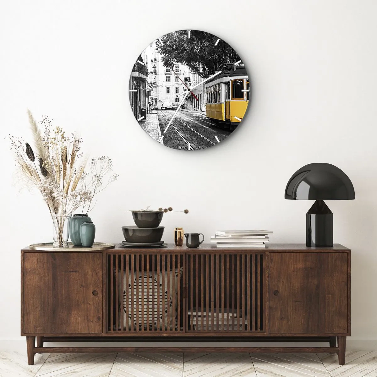 Reloj de pared - Reloj de vidrio - Un tranvía amarillo en una calle en blanco y negro en un distrito histórico - 30x30cm - Y un fado de fondo - Decoración de pared moderna para salón, cocina y dormitorio ARTTOR