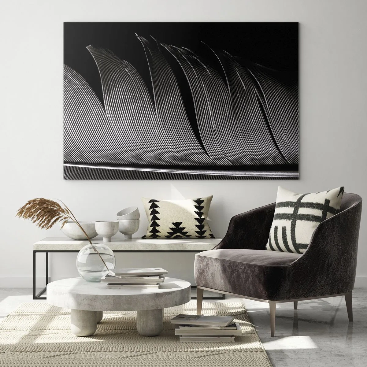 Cuadro sobre vidrio - Impresiones sobre Vidrio - Un primer plano en blanco y negro de una pluma contra una luz contrastante. - 120x80cm - Pluma - una construcción maravillosa - Decoración de pared moderna para salón y dormitorio ARTTOR
