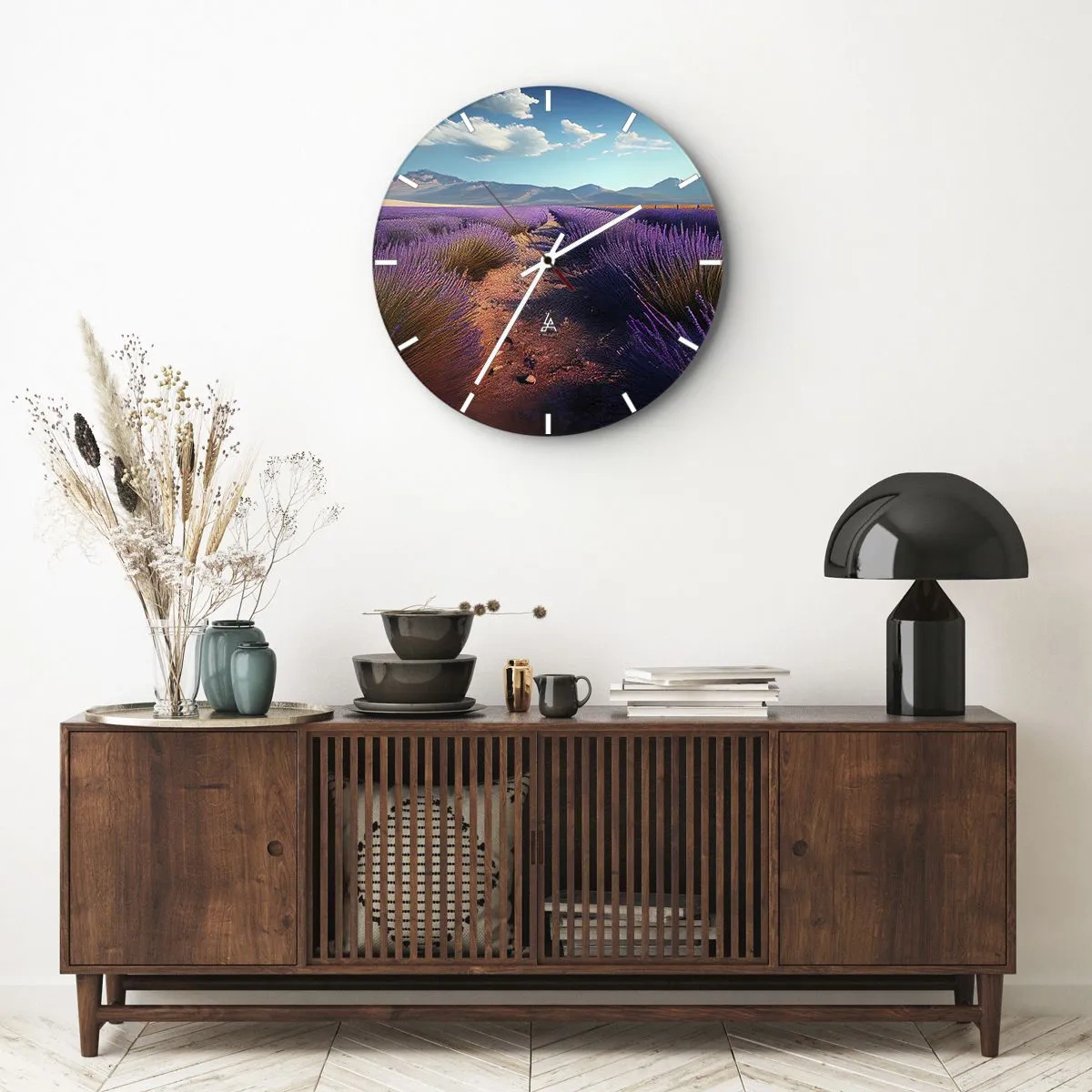 Reloj de pared - Reloj de vidrio - Un campo de lavanda con un paisaje montañoso al fondo. - 30x30cm - Campos fragantes - Decoración de pared moderna para salón, cocina y dormitorio ARTTOR