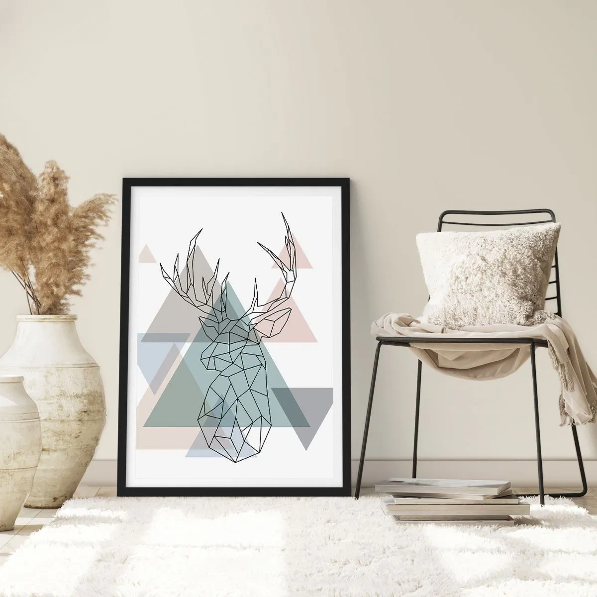 Póster en marco negro - Silueta geométrica de un ciervo sobre un fondo de triángulos. - 50x70cm - En un bosque geométrico - Decoración de pared moderna para salón y dormitorio ARTTOR