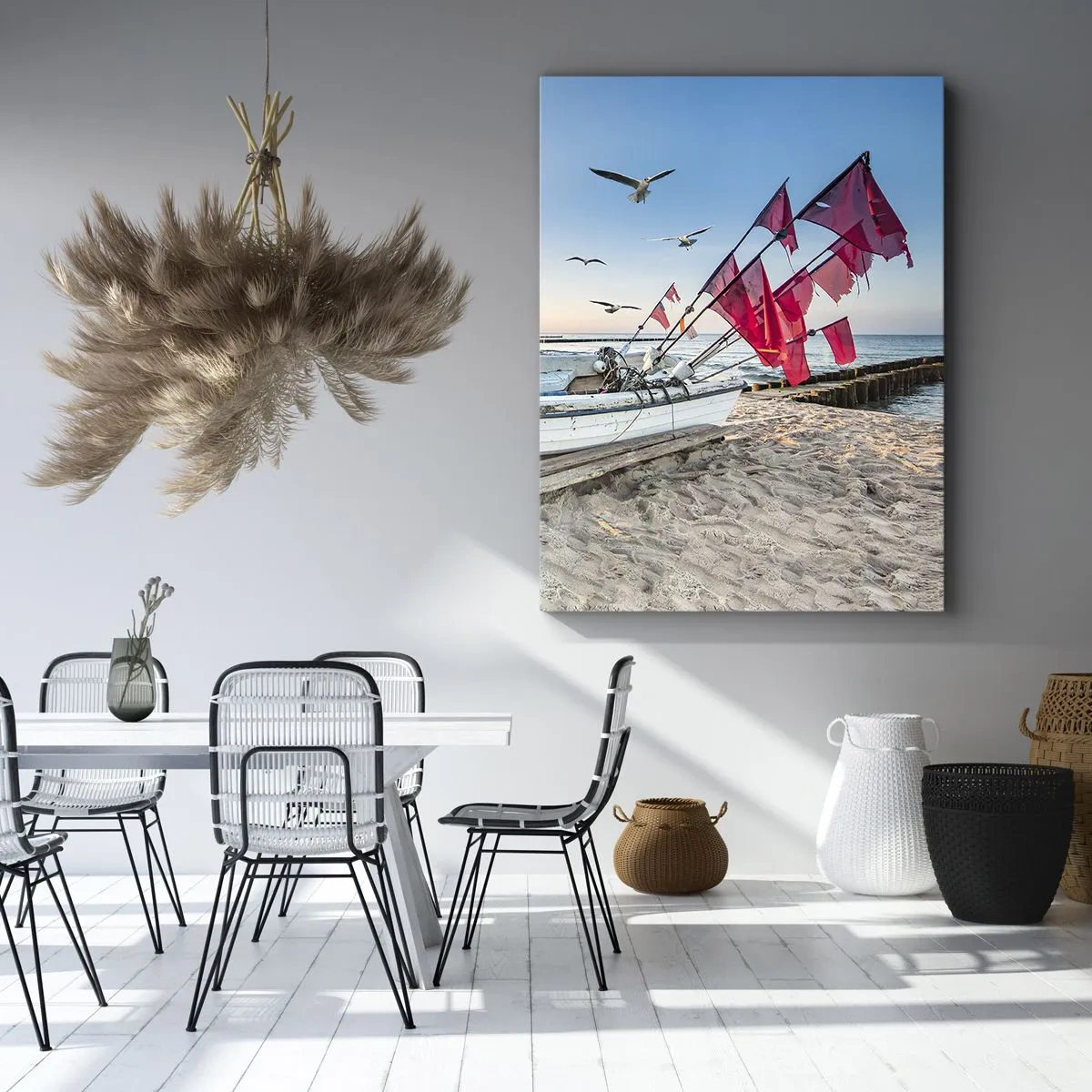 Cuadro sobre lienzo - Impresión de Imagen - Un barco en la playa al amanecer con gaviotas y banderas rojas. - 50x70cm - Un merecido descanso - Decoración de pared moderna para salón y dormitorio ARTTOR