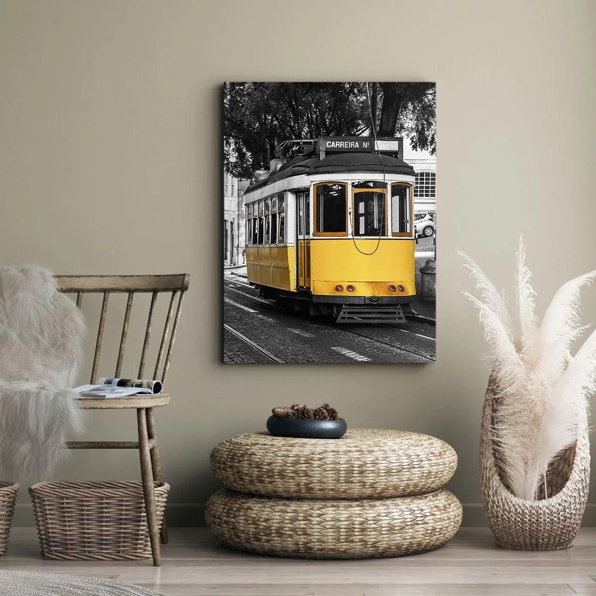 Cuadro sobre lienzo - Impresión de Imagen - Un tranvía amarillo con el telón de fondo de una calle en blanco y negro. - 50x70cm - Y un fado de fondo - Decoración de pared moderna para salón y dormitorio ARTTOR