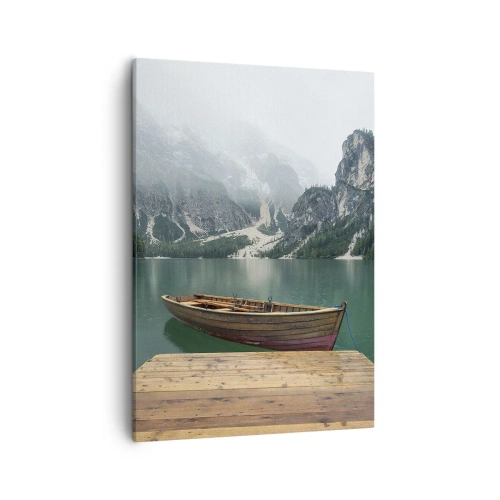 Cuadro sobre lienzo - Impresión de Imagen - Un barco de madera en un muelle en un lago rodeado de montañas. - 50x70cm - Paisaje inolvidable - Decoración de pared moderna para salón y dormitorio ARTTOR
