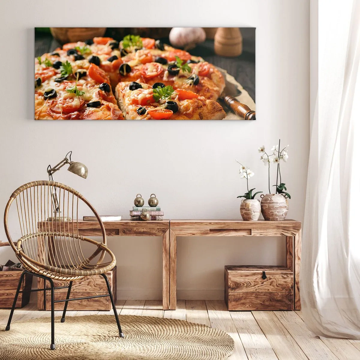 Cuadro sobre lienzo - Impresión de Imagen - Pizza con tomates, aceitunas y hierbas frescas en la mesa. - 140x50cm - Delicioso aroma - Decoración de pared moderna para salón y dormitorio ARTTOR