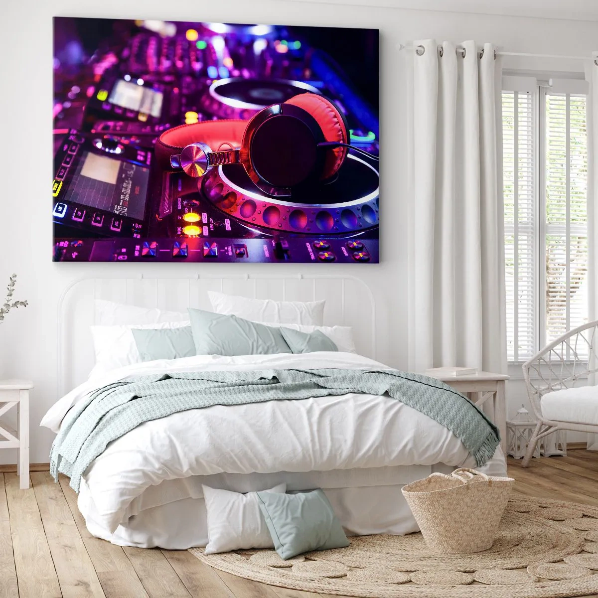 Cuadro sobre lienzo - Impresión de Imagen - Auriculares de DJ en una consola con iluminación de neón. - 100x70cm - Antes de que comience la diversión - Decoración de pared moderna para salón y dormitorio ARTTOR