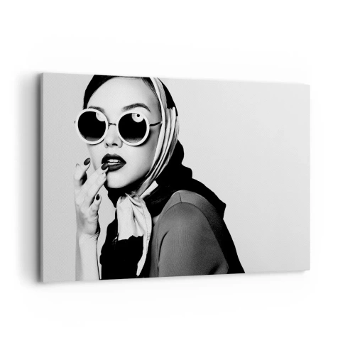 Cuadro sobre lienzo - Impresión de Imagen - Retrato en blanco y negro de una mujer con gafas y pañuelo en la cabeza. - 120x80cm - Saludos desde los años 60 - Decoración de pared moderna para salón y dormitorio ARTTOR
