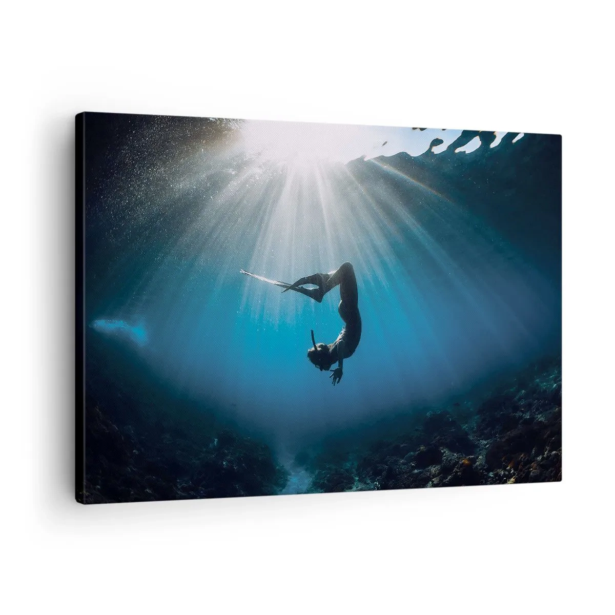 Cuadro sobre lienzo - Impresión de Imagen - Un buzo flotando en un haz de luz bajo el agua. - 70x50cm - Danza subacuática - Decoración de pared moderna para salón y dormitorio ARTTOR