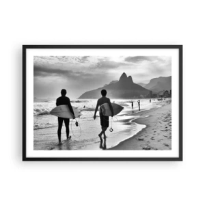 Póster en marco negro - Dos surfistas caminando por la playa con sus tablas en blanco y negro. - 70x50cm - Samba para una ola - Decoración de pared moderna para salón y dormitorio ARTTOR