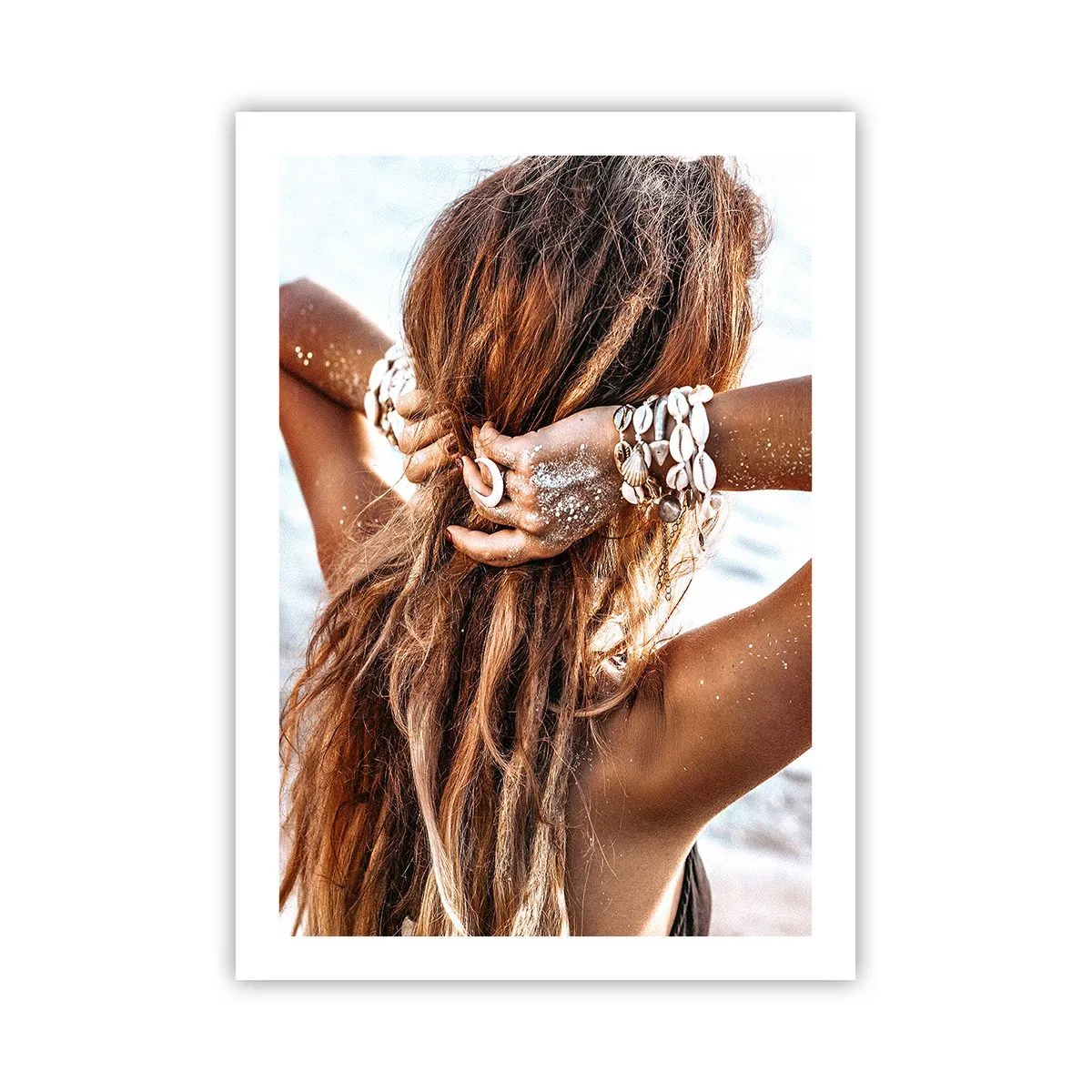 Póster - Una mujer con cabello largo adornado con conchas marinas junto al mar. - 50x70cm - Hermanada con el agua y el sol - Decoración de pared moderna para salón y dormitorio ARTTOR