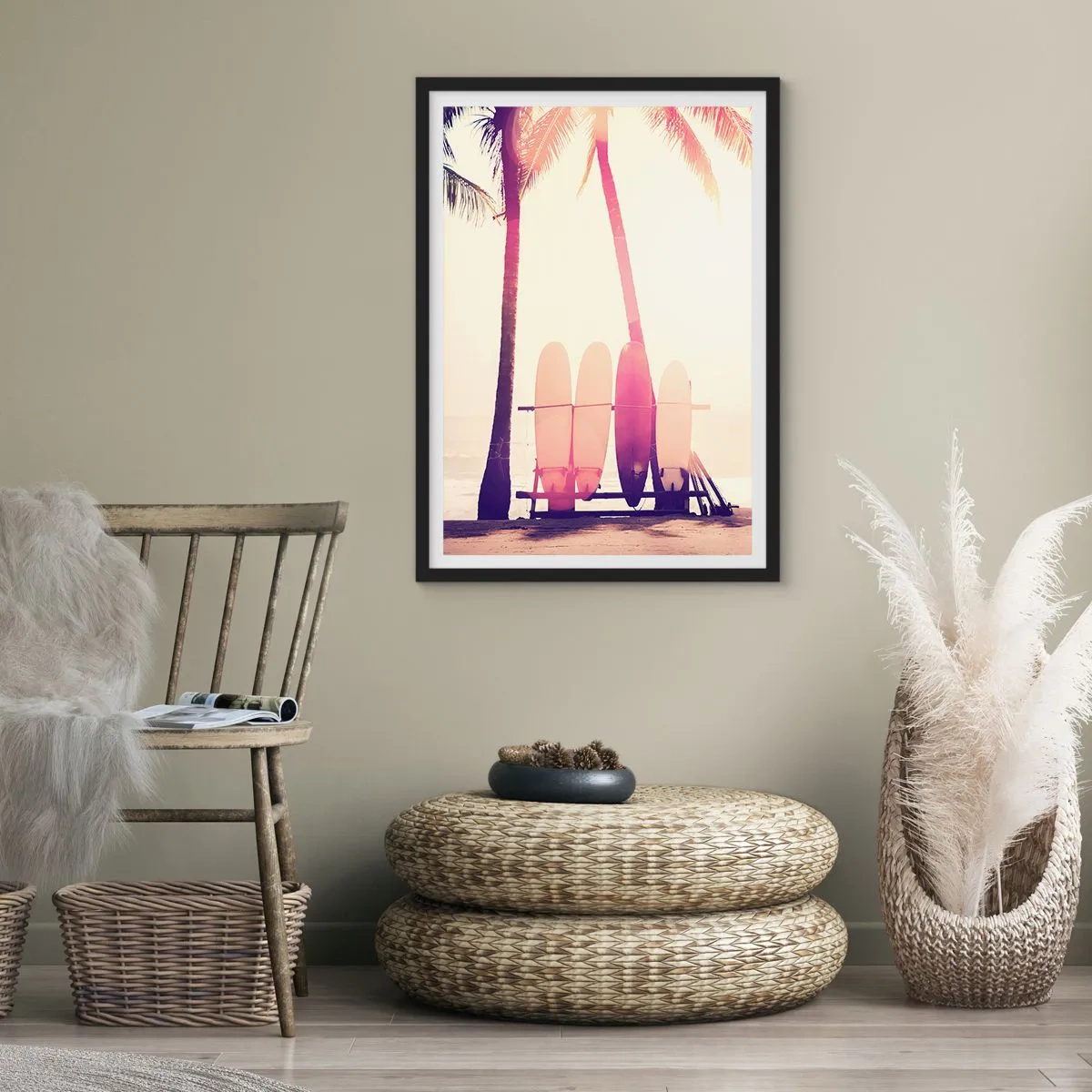Póster en marco negro - Tablas de surf alineadas bajo palmeras en la playa. - 50x70cm - Va a ser un gran día - Decoración de pared moderna para salón y dormitorio ARTTOR
