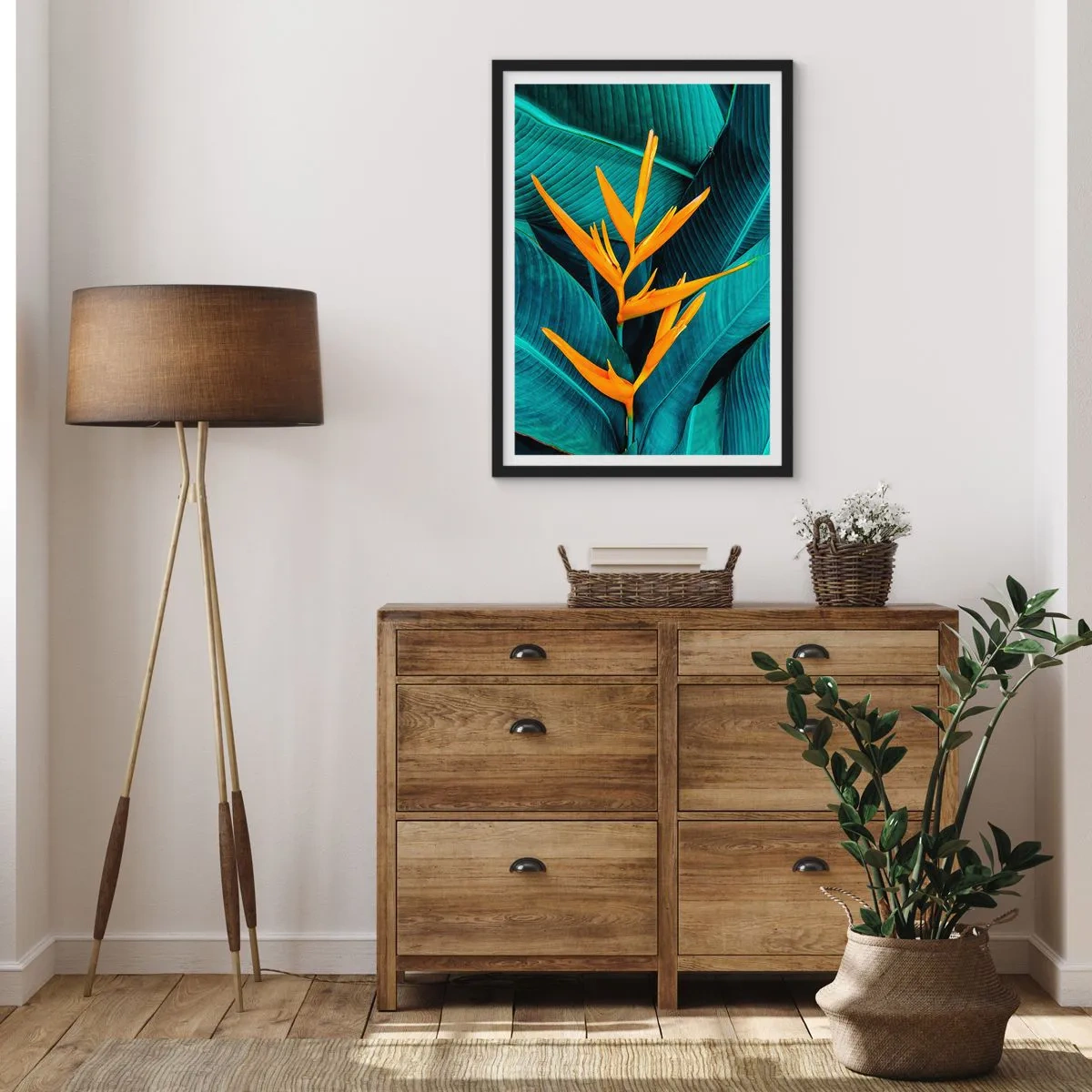 Póster en marco negro - Una flor exótica sobre un fondo de hojas tropicales verdes. - 50x70cm - Flor del Edén - Decoración de pared moderna para salón y dormitorio ARTTOR
