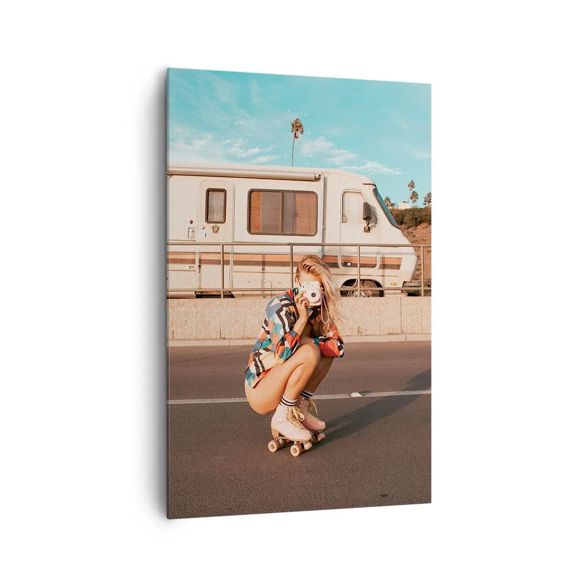Cuadro sobre lienzo - Impresión de Imagen - Una chica en patines tomando una foto en un día soleado. - 80x120cm - ¡Sonrían, por favor! - Decoración de pared moderna para salón y dormitorio ARTTOR
