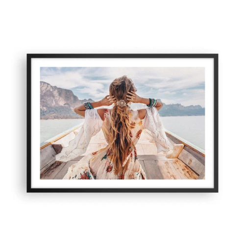Póster en marco negro - Mujer en un barco con vistas a las montañas y al agua, estilo boho - 70x50cm - Rumbo a la felicidad - Decoración de pared moderna para salón y dormitorio ARTTOR