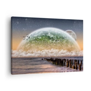 Cuadro sobre lienzo - Impresión de Imagen - Un paisaje fantástico con un gran planeta sobre el mar y un muelle de madera. - 70x50cm - Y el mundo emergió del agua - Decoración de pared moderna para salón y dormitorio ARTTOR