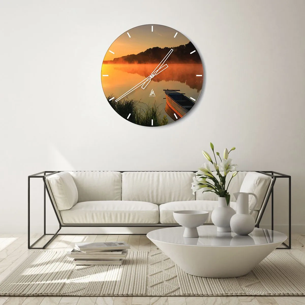 Reloj de pared - Reloj de vidrio - Un barco en un lago por la mañana rodeado de niebla. - 30x30cm - Amanecer sobre el agua como la superficie de un espejo - Decoración de pared moderna para salón, cocina y dormitorio ARTTOR