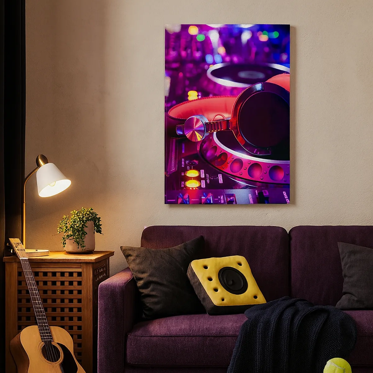 Cuadro sobre lienzo - Impresión de Imagen - Auriculares de DJ en una consola con iluminación de neón. - 50x70cm - Antes de que comience la diversión - Decoración de pared moderna para salón y dormitorio ARTTOR