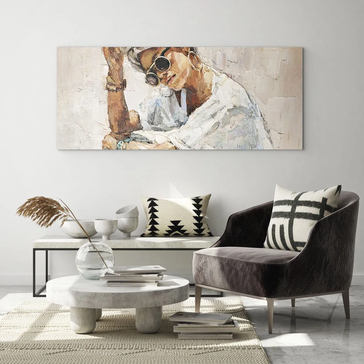 Cuadro sobre vidrio - Impresiones sobre Vidrio - Retrato de una mujer con gafas de sol contra una pared clara. - 140x50cm - Retrato a pleno sol - Decoración de pared moderna para salón y dormitorio ARTTOR