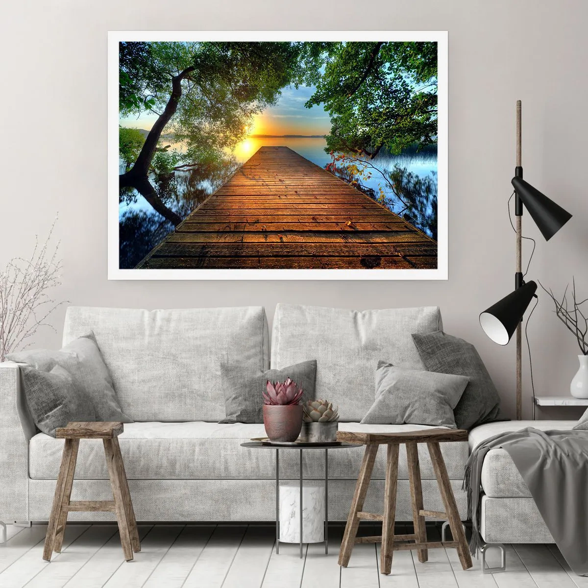 Póster - Un muelle de madera rodeado de vegetación durante la puesta de sol. - 100x70cm - Tómate tu tiempo, siéntate - Decoración de pared moderna para salón y dormitorio ARTTOR