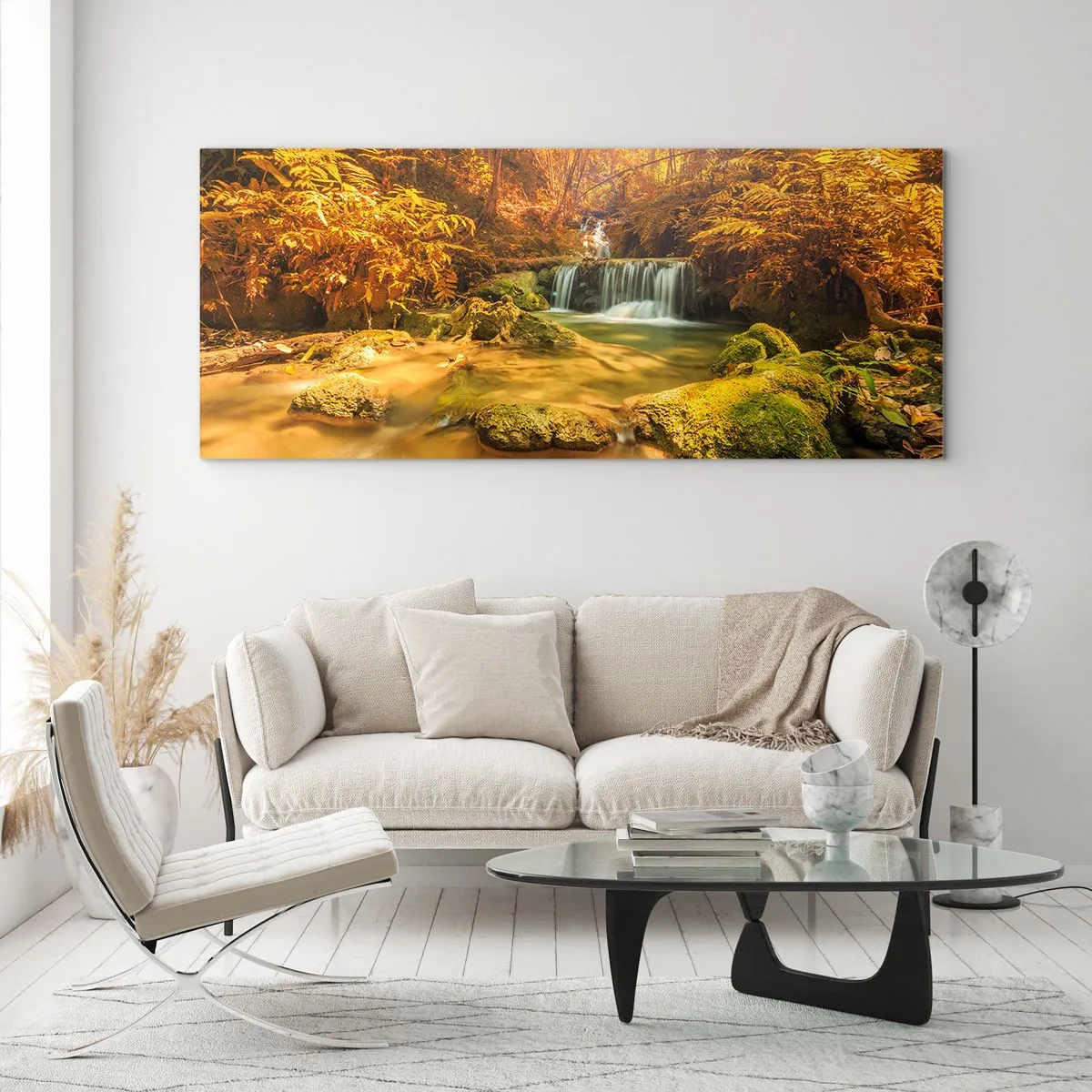 Cuadro sobre vidrio - Impresiones sobre Vidrio - Una cascada dorada en un bosque otoñal rodeado de vegetación. - 120x50cm - Cascada forestal en oro - Decoración de pared moderna para salón y dormitorio ARTTOR