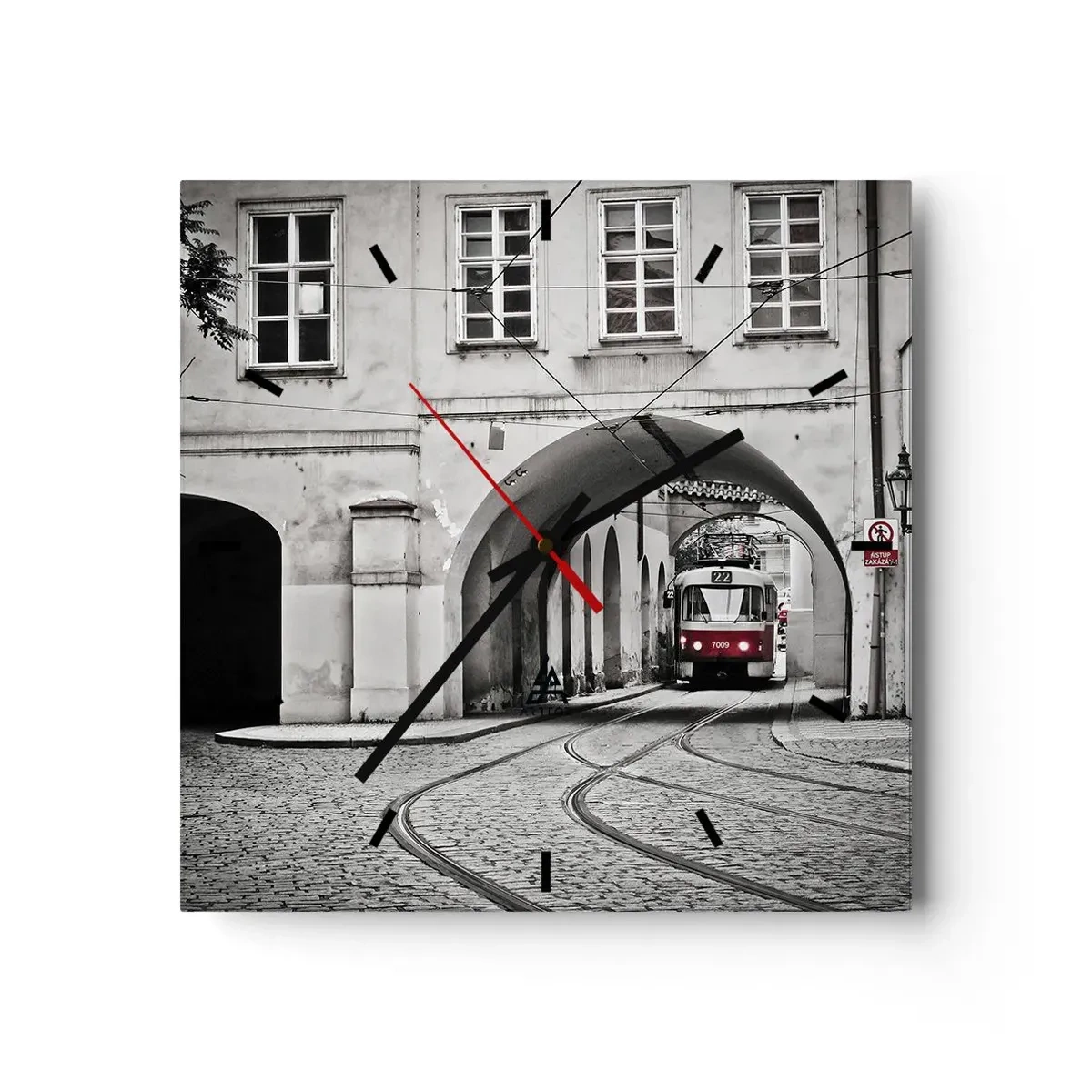 Reloj de pared - Reloj de vidrio - Un tranvía en blanco y negro en una calle histórica de la ciudad. - 30x30cm - A través del laberinto urbano - Decoración de pared moderna para salón y dormitorio ARTTOR