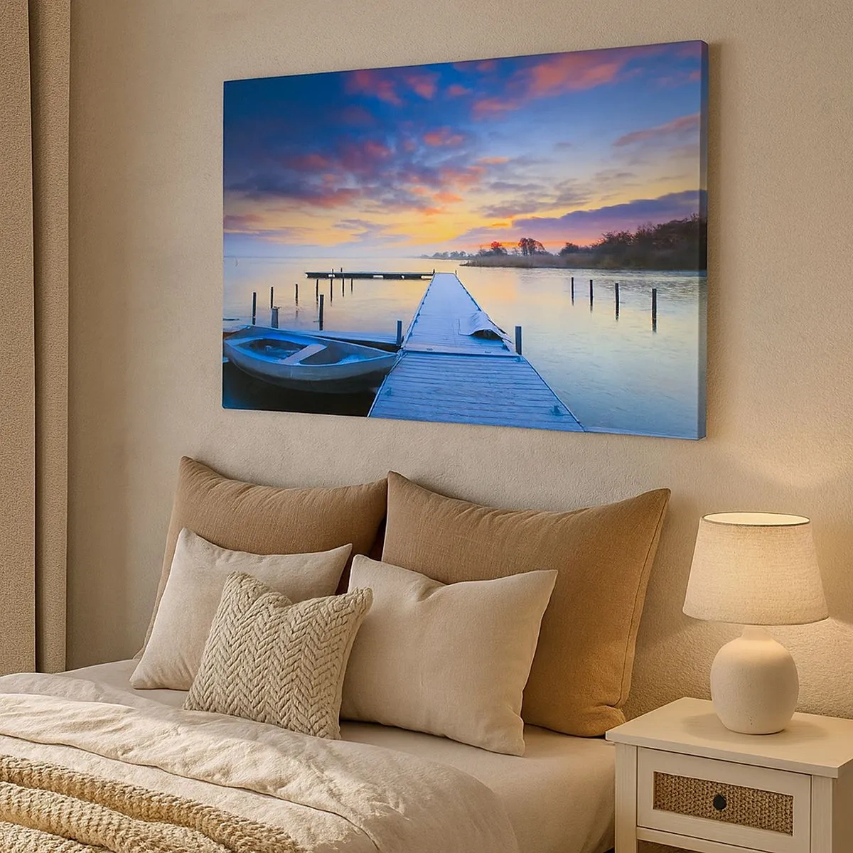 Cuadro sobre lienzo - Impresión de Imagen - Un embarcadero junto al lago al atardecer con un barco en la orilla. - 70x50cm - Calma púrpura y dorada - Decoración de pared moderna para salón y dormitorio ARTTOR