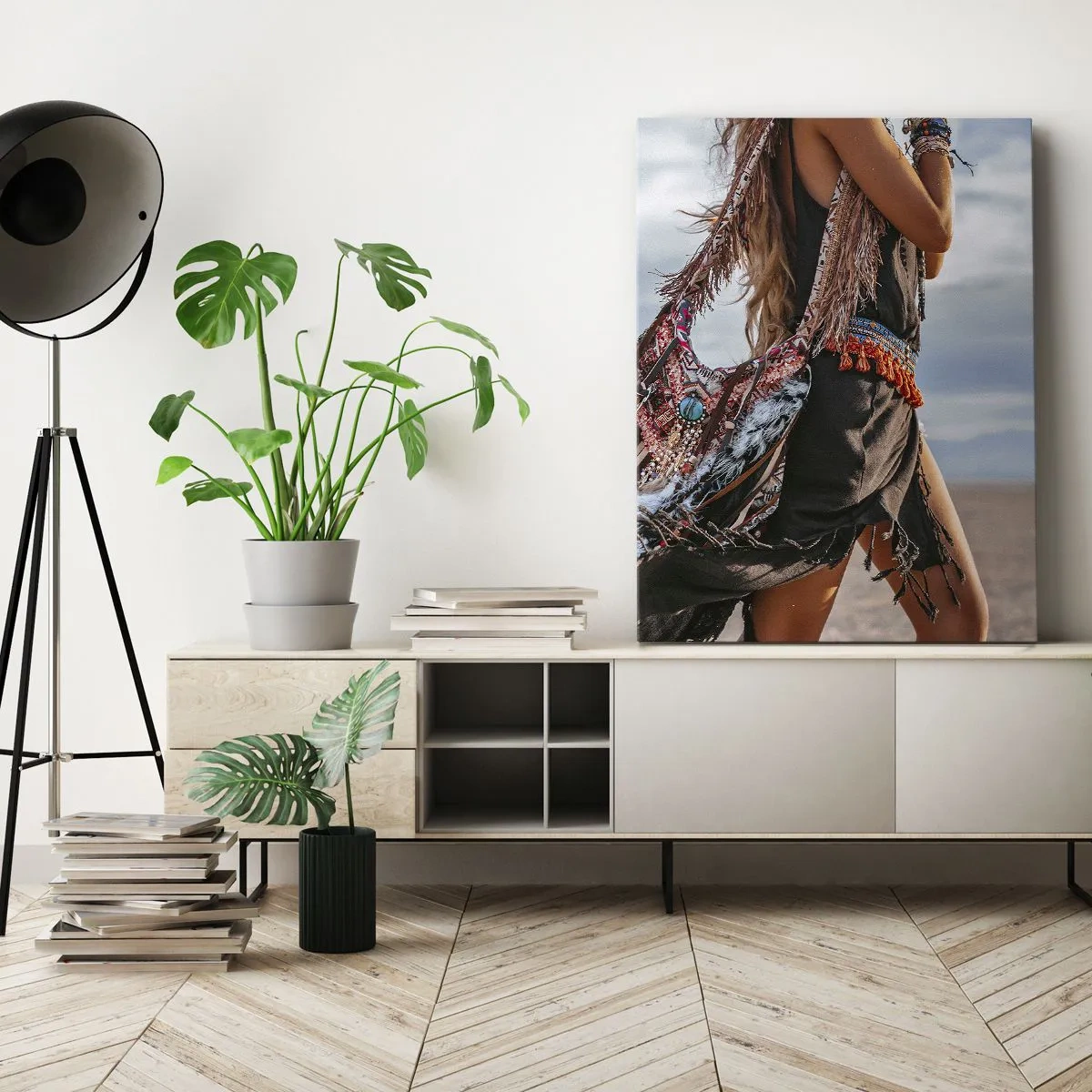 Cuadro sobre lienzo - Impresión de Imagen - Una mujer con estilo boho con detalles de plumas y joyas. - 50x70cm - La chamana - Decoración de pared moderna para salón y dormitorio ARTTOR