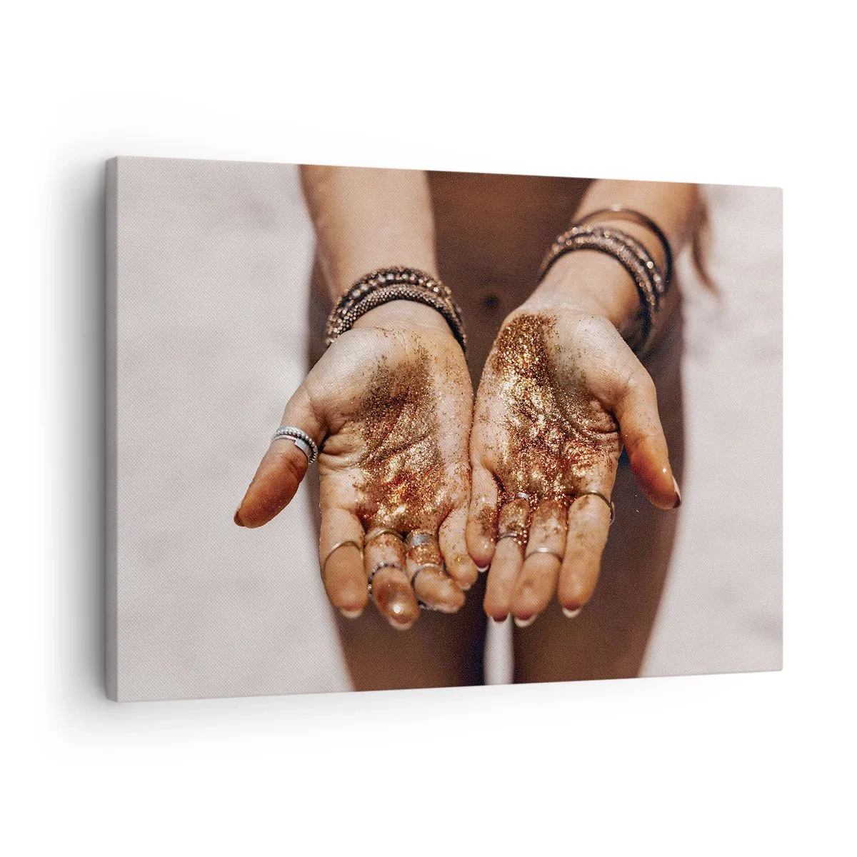 Cuadro sobre lienzo - Impresión de Imagen - Primer plano de manos con purpurina en tonos cálidos. - 70x50cm - Un regalo para ti - Decoración de pared moderna para salón y dormitorio ARTTOR