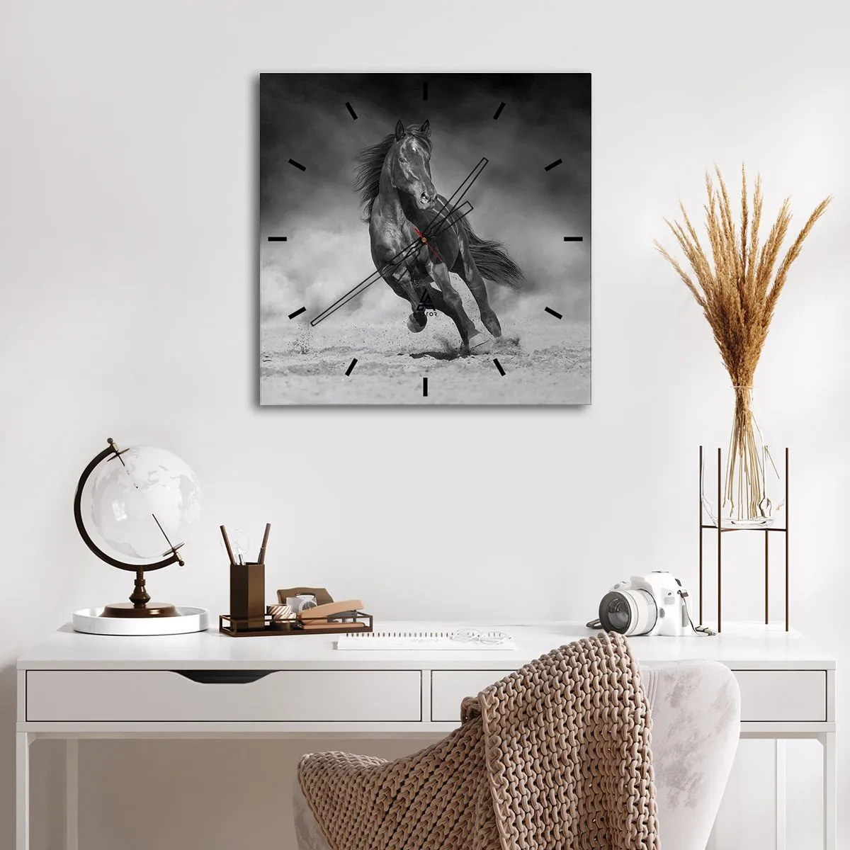 Reloj de pared - Reloj de vidrio - Un caballo blanco y negro galopando por la arena. - 30x30cm - Digno del propio emir - Decoración de pared moderna para salón y dormitorio ARTTOR