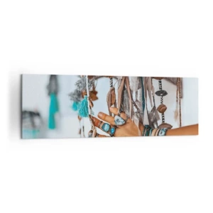 Cuadro sobre lienzo - Impresión de Imagen - Una mano adornada con joyas boho con decoraciones en el fondo. - 160x50cm - Tesoros locales - Decoración de pared moderna para salón y dormitorio ARTTOR