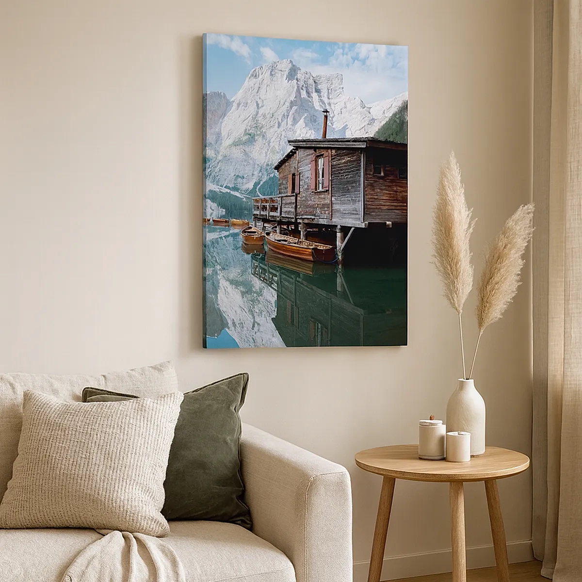 Cuadro sobre lienzo - Impresión de Imagen - Una cabaña de madera junto a un tranquilo lago de montaña. - 50x70cm - Una mañana cristalina de montaña - Decoración de pared moderna para salón y dormitorio ARTTOR