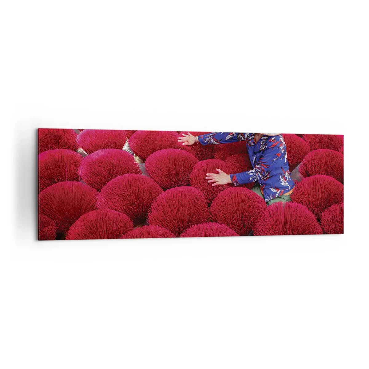 Cuadro sobre lienzo - Impresión de Imagen - Una mujer con un sombrero tradicional entre varillas de incienso rojo. - 160x50cm - En un campo de arroz - Decoración de pared moderna para salón y dormitorio ARTTOR