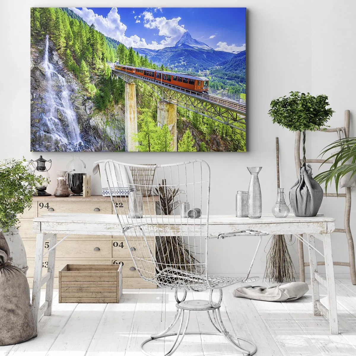 Cuadro sobre lienzo - Impresión de Imagen - Una montaña rusa en un puente con vistas a una cascada y montañas. - 70x50cm - Ferrocarril a los Alpes - Decoración de pared moderna para salón y dormitorio ARTTOR