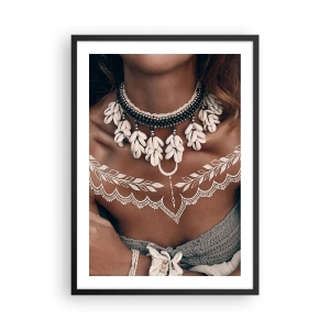 Póster en marco negro - Retrato de una mujer con un collar de conchas y un tatuaje blanco. - 50x70cm - Talismanes, rituales de feminidad - Decoración de pared moderna para salón y dormitorio ARTTOR