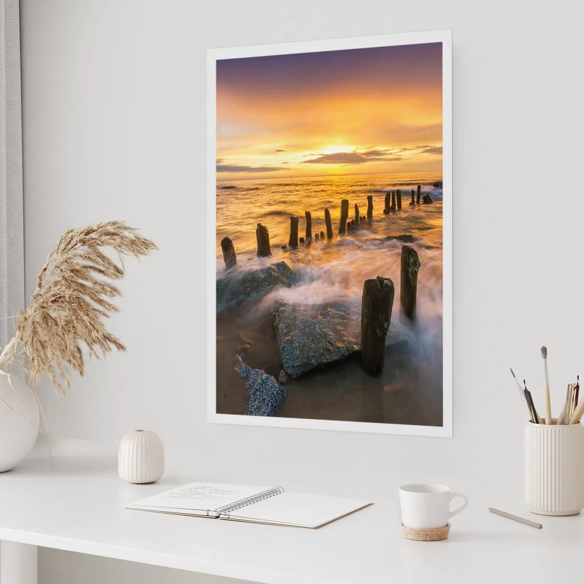 Póster - Puesta de sol sobre el mar con postes de madera en la playa - 50x70cm - La cruda belleza del Báltico - Decoración de pared moderna para salón y dormitorio ARTTOR