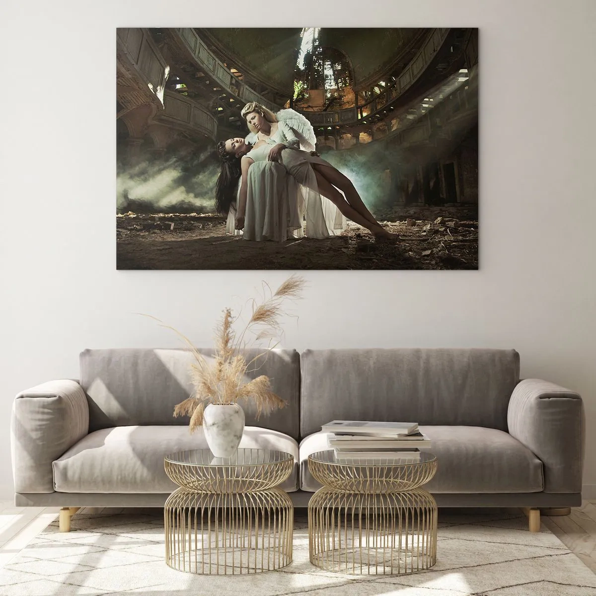 Cuadro sobre vidrio - Impresiones sobre Vidrio - Una figura de ángel sosteniendo a una mujer en las ruinas de un edificio. - 100x70cm - El espíritu del viejo teatro - Decoración de pared moderna para salón y dormitorio ARTTOR